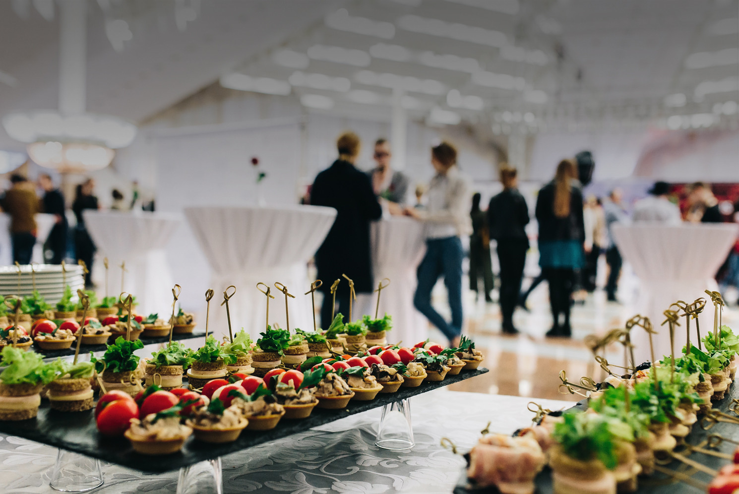 Organiser un cocktail dînatoire professionnel : les clés de la réussite de l’événement