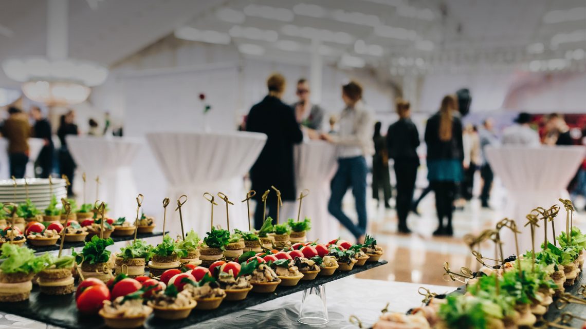 Organiser un cocktail dînatoire professionnel : les clés de la réussite de l’événement
