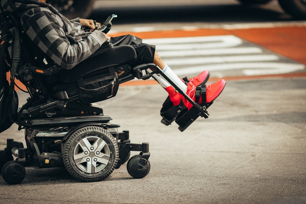 Quel modèle de fauteuil roulant électrique pliable choisir ?