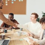 Une équipe diversifiée dans un bureau moderne travaillant ensemble sur un projet, mettant en valeur le travail d'équipe et la collaboration.