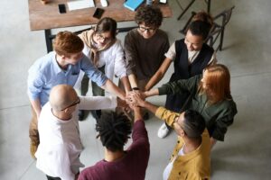 Vue de dessus d'un groupe diversifié de personnes collaborant dans un environnement de bureau.