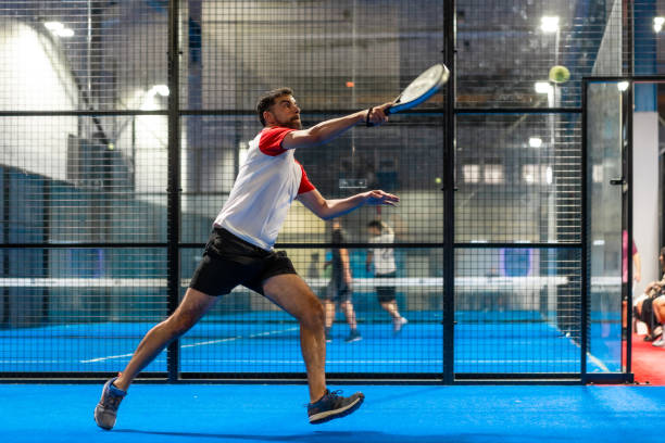 Comment un constructeur court de padel sélectionne-t-il les matériaux les plus résistants aux intempéries ?