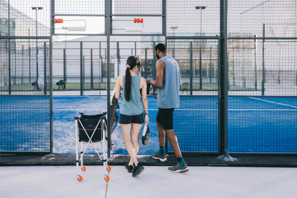 Une installation terrain de padel doit-elle respecter des normes sportives spécifiques ?